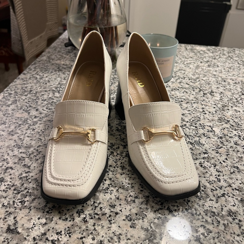 Chic Cream Heels with Gold Detail